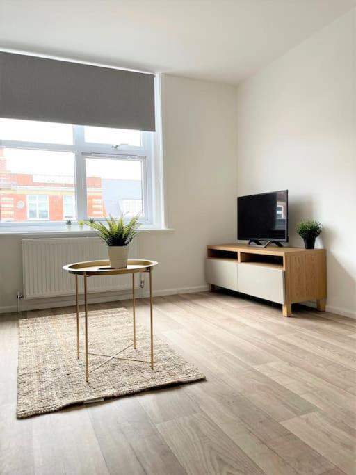 Central, Bright & Spacious Apartment - Parking Included Bournemouth Bagian luar foto