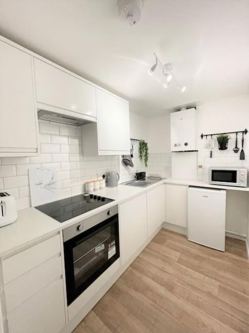 Central, Bright & Spacious Apartment - Parking Included Bournemouth Bagian luar foto